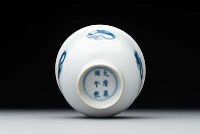 A Chinese blue and white 'dragon' cup, Kangxi mark, 19/20th C.