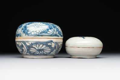 A varied collection of 22 Chinese blue and white jarlets, covered boxes and miniature vases, Ming