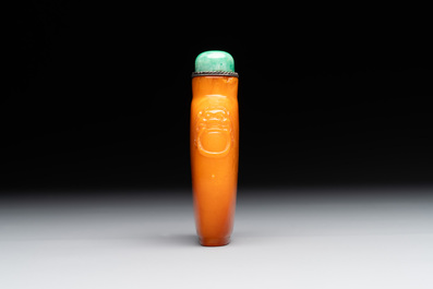 A rare Chinese amber lion-handled snuff bottle, 19th C.
