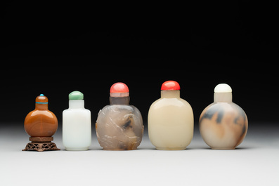 Nine Chinese jade and agate snuff bottles, 19/20th C.