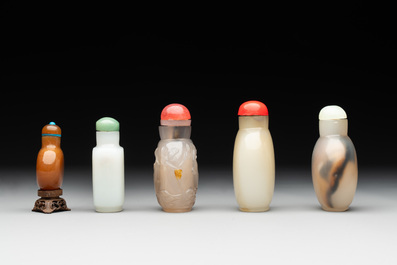 Nine Chinese jade and agate snuff bottles, 19/20th C.