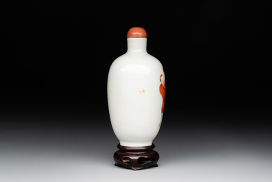 A fine Chinese iron-red and grisaille 'horse and man' snuff bottle, 19th C.