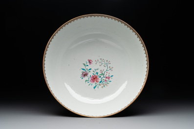A rare and large Chinese Canton famille rose 'mandarin subject' bowl, Hua Xuan 花軒 and Ju Qing 居清 mark, Qianlong