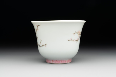 A fine Chinese famille rose 'prunus and magpie' cup, Qing Shen Xuan 清慎軒 mark, 19th C.