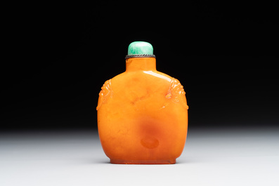 A rare Chinese amber lion-handled snuff bottle, 19th C.