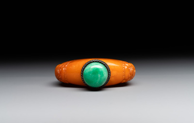 A rare Chinese amber lion-handled snuff bottle, 19th C.