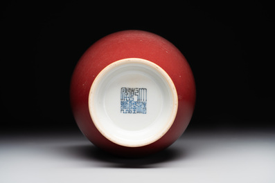 A Chinese monochrome peachbloom-glazed vase, Qianlong mark, 19/20th C.