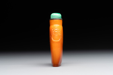 A rare Chinese amber lion-handled snuff bottle, 19th C.