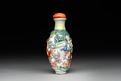 A Chinese famille rose moulded snuff bottle, Qianlong mark, late 18th/early 19th C.