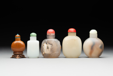 Nine Chinese jade and agate snuff bottles, 19/20th C.