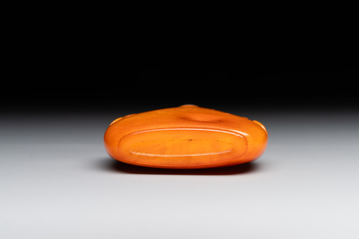 A rare Chinese amber lion-handled snuff bottle, 19th C.