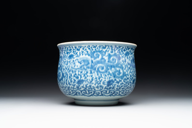 A large Chinese blue and white censer with chilong and floral design, Kangxi