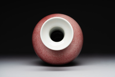 A Chinese monochrome peachbloom-glazed vase, Qianlong mark, 19/20th C.