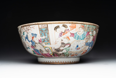 A rare and large Chinese Canton famille rose 'mandarin subject' bowl, Hua Xuan 花軒 and Ju Qing 居清 mark, Qianlong