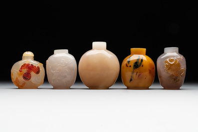 Five Chinese agate snuff bottles, 19/20th C.