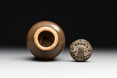 A rare Chinese monochrome teadust-glazed snuff bottle with a bronze 'dragon' stopper, 18/19th C.