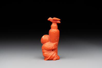 A Chinese carved red coral 'boy and vase' snuff bottle and stopper, 19th C.