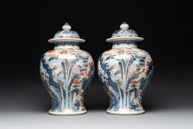 A pair of fine Chinese Imari-style vases and covers with narrative design, Kangxi