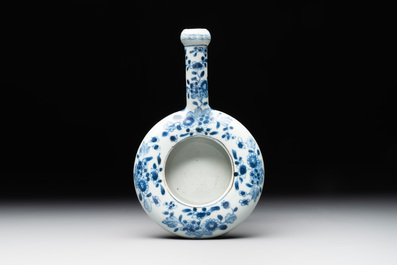 A Chinese porcelain spittoon, two walking stick knobs, five knife handles, Kangxi/Qianlong