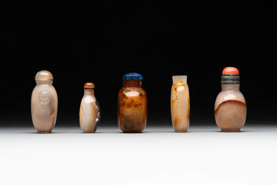Five Chinese agate snuff bottles, 19/20th C.