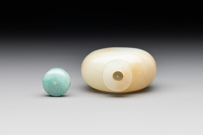 A Chinese white jade snuff bottle with jadeite stopper, 18/19th C.