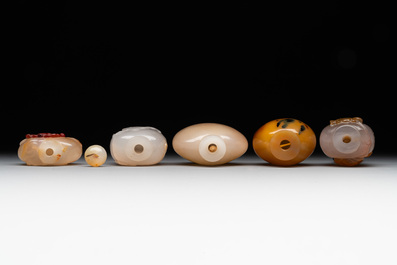Five Chinese agate snuff bottles, 19/20th C.