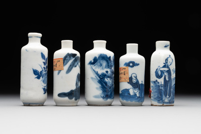 Nine various Chinese porcelain snuff bottles, Yongzheng and Tongzhi mark, 19/20th C.