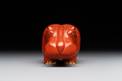 An 18kt gold mounted red jasper hippopotamus with sapphire inset eyes in Faberg&eacute;-style, early 20th C.