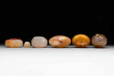 Five Chinese agate snuff bottles, 19/20th C.