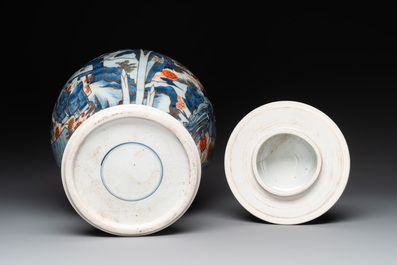 A pair of fine Chinese Imari-style vases and covers with narrative design, Kangxi