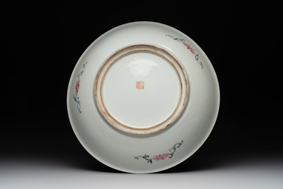 A Chinese famille rose 'mille fleur' dish, a famille verte plate and a pair of famille rose plates, Qianlong mark, 19/20th C.