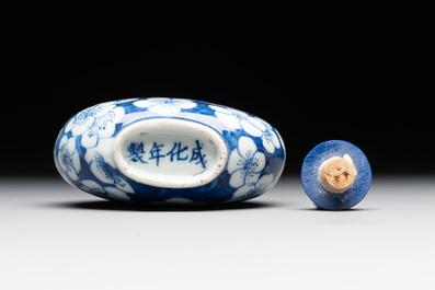 A large Chinese blue and white 'prunus on cracked ice' snuff bottle, Chenghua mark, 18/19th C.