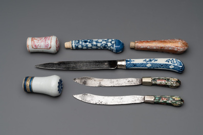A Chinese porcelain spittoon, two walking stick knobs, five knife handles, Kangxi/Qianlong