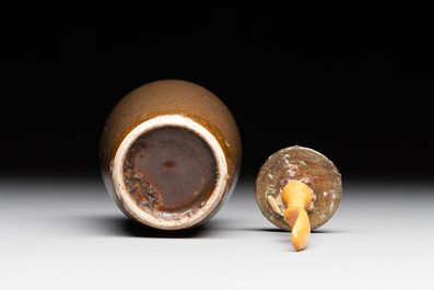 A rare Chinese monochrome teadust-glazed snuff bottle with a bronze 'dragon' stopper, 18/19th C.