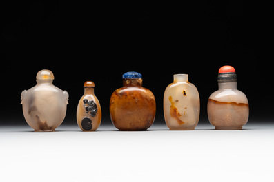 Five Chinese agate snuff bottles, 19/20th C.