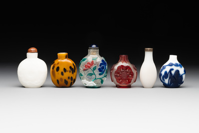 Ten Chinese overlay, multi-coloured and monochrome glass snuff bottles, 19/20th C.