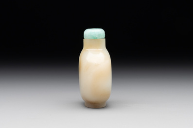 A Chinese white jade snuff bottle with jadeite stopper, 18/19th C.