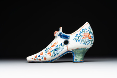 A Dutch Delft cashmere palette shoe, 18th C.