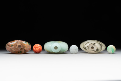 Three Chinese swirled glass snuff bottles, Qing