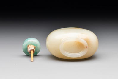 A Chinese white jade snuff bottle with jadeite stopper, 18/19th C.