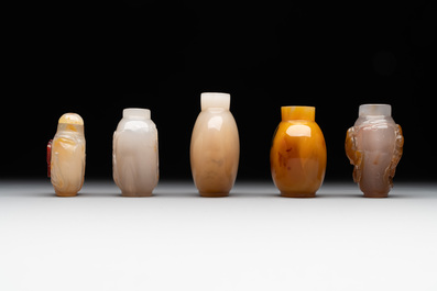 Five Chinese agate snuff bottles, 19/20th C.