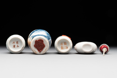 Nine various Chinese porcelain snuff bottles, Yongzheng and Tongzhi mark, 19/20th C.
