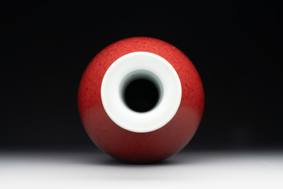 A Chinese monochrome copper-red-glazed vase, Xuande mark, 18/19th C.