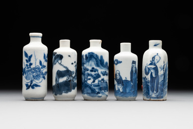 Nine various Chinese porcelain snuff bottles, Yongzheng and Tongzhi mark, 19/20th C.