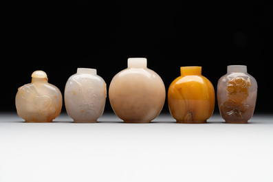 Five Chinese agate snuff bottles, 19/20th C.