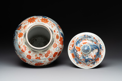 A pair of fine Chinese Imari-style vases and covers with narrative design, Kangxi