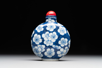 A large Chinese blue and white 'prunus on cracked ice' snuff bottle, Chenghua mark, 18/19th C.