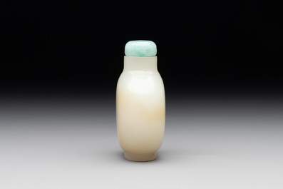 A Chinese white jade snuff bottle with jadeite stopper, 18/19th C.