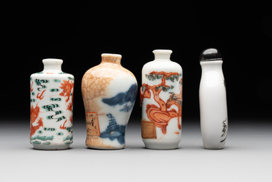 Nine various Chinese porcelain snuff bottles, Yongzheng and Tongzhi mark, 19/20th C.