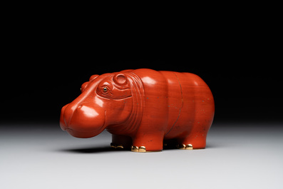 An 18kt gold mounted red jasper hippopotamus with sapphire inset eyes in Faberg&eacute;-style, early 20th C.